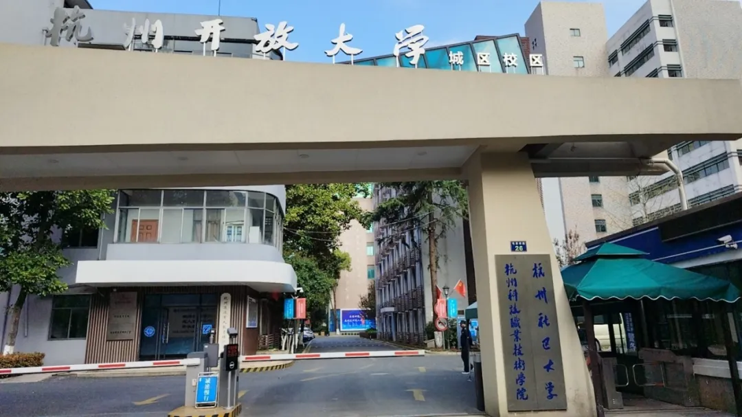 01学校大门照片.png